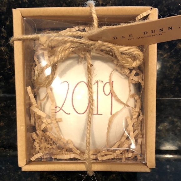 2019 Christmas Tree Ornament, Gift Red & White new in box Rae Dunn - Picture 8 of 9